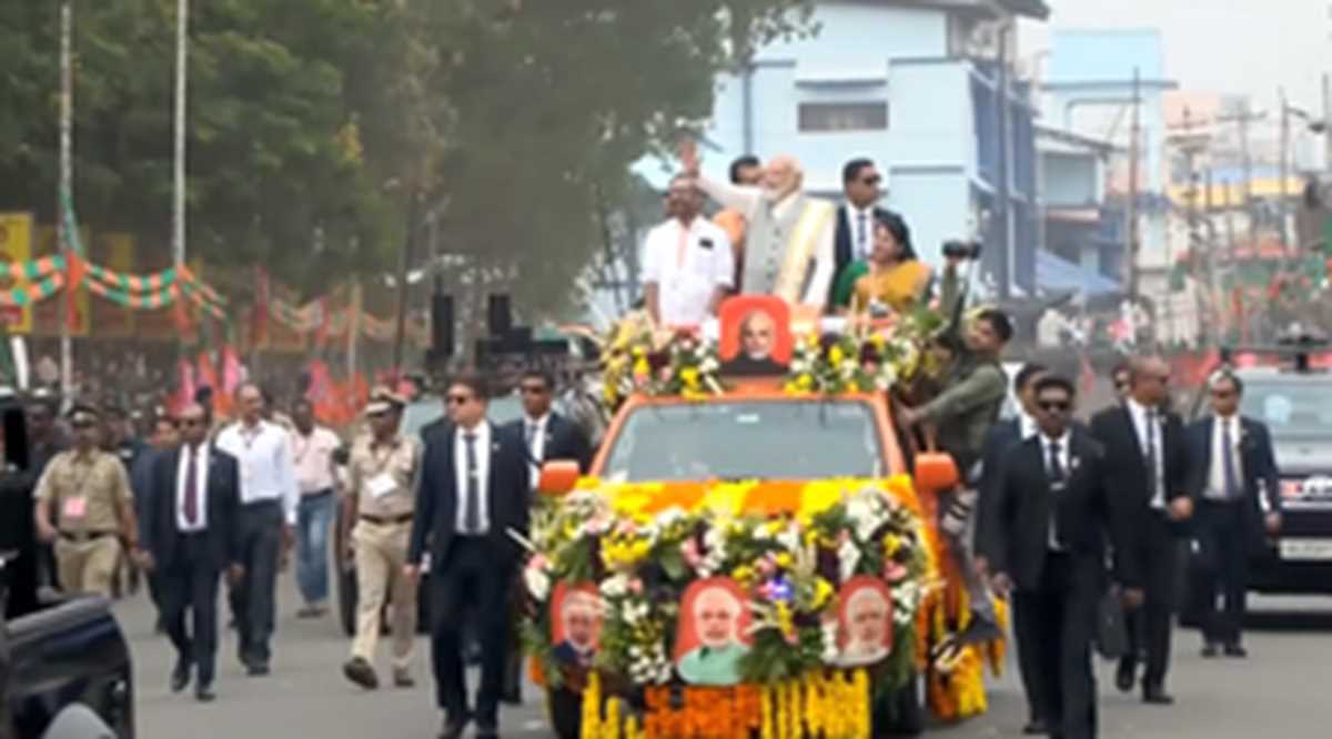 पीएम मोदी ने केरल के त्रिशूर में किया रोड शो